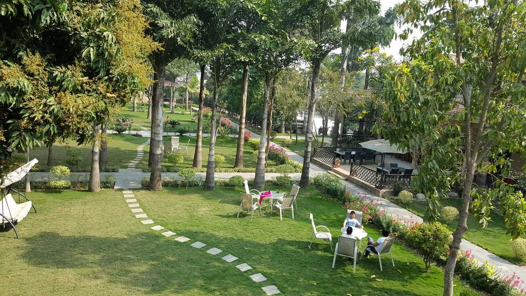 Hotel Parkland Sauraha Luaran gambar